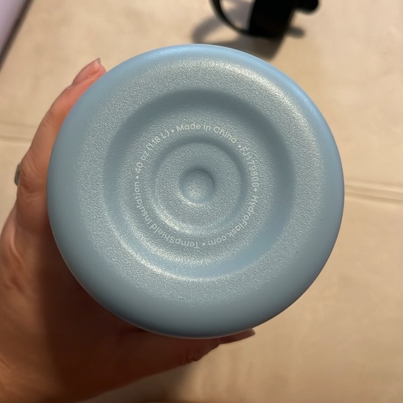 Hydro Flask 40 oz with Flex Straw Lid in Rain - Picture 5 of 5